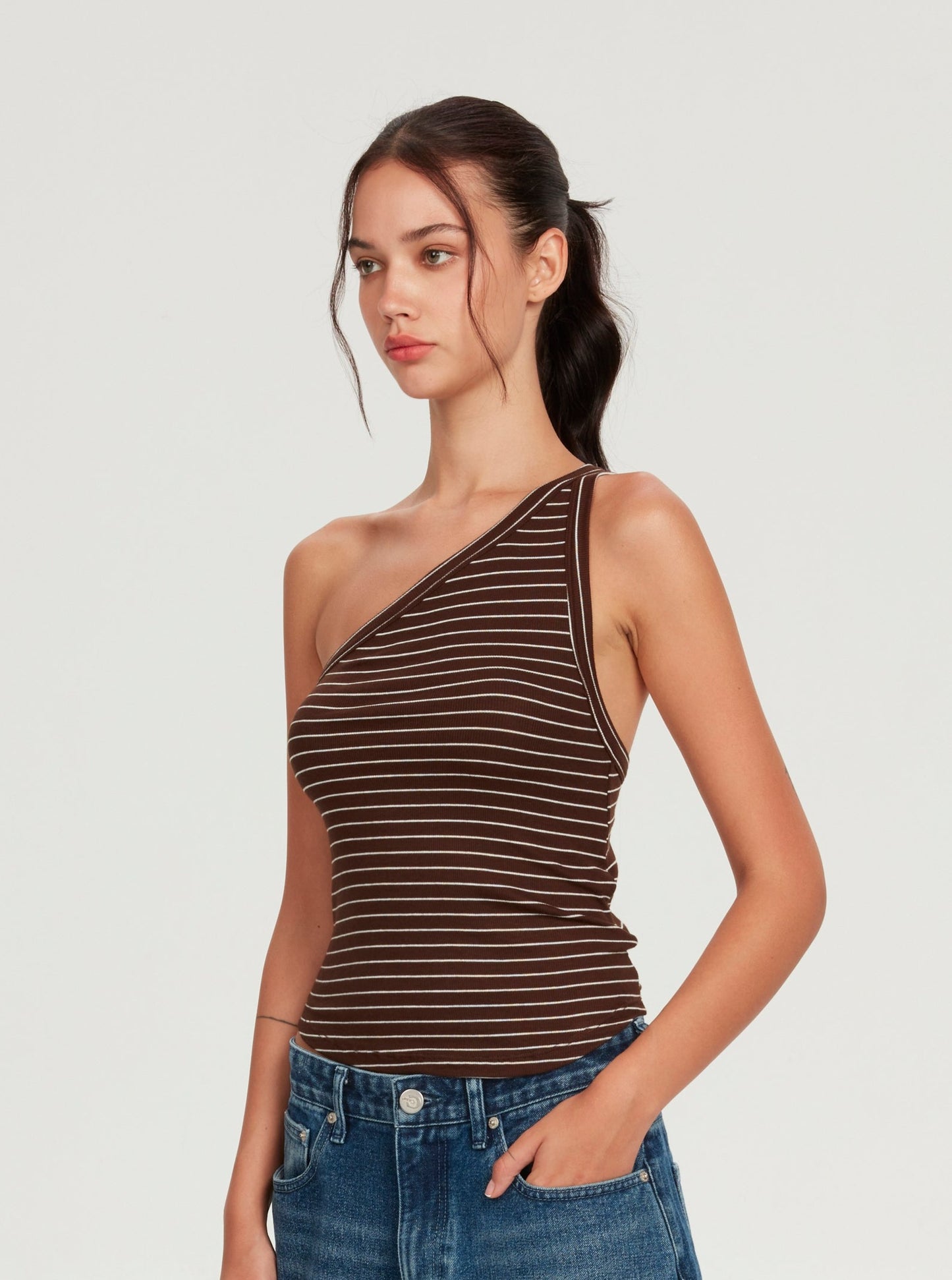 ONE SHOULDER TOP (BROWN)