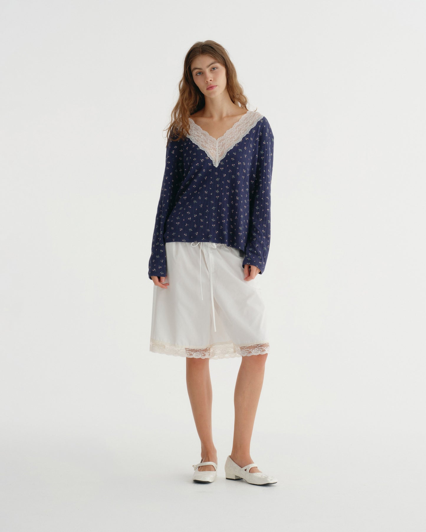 V NECK FLORAL TOP (NAVY)