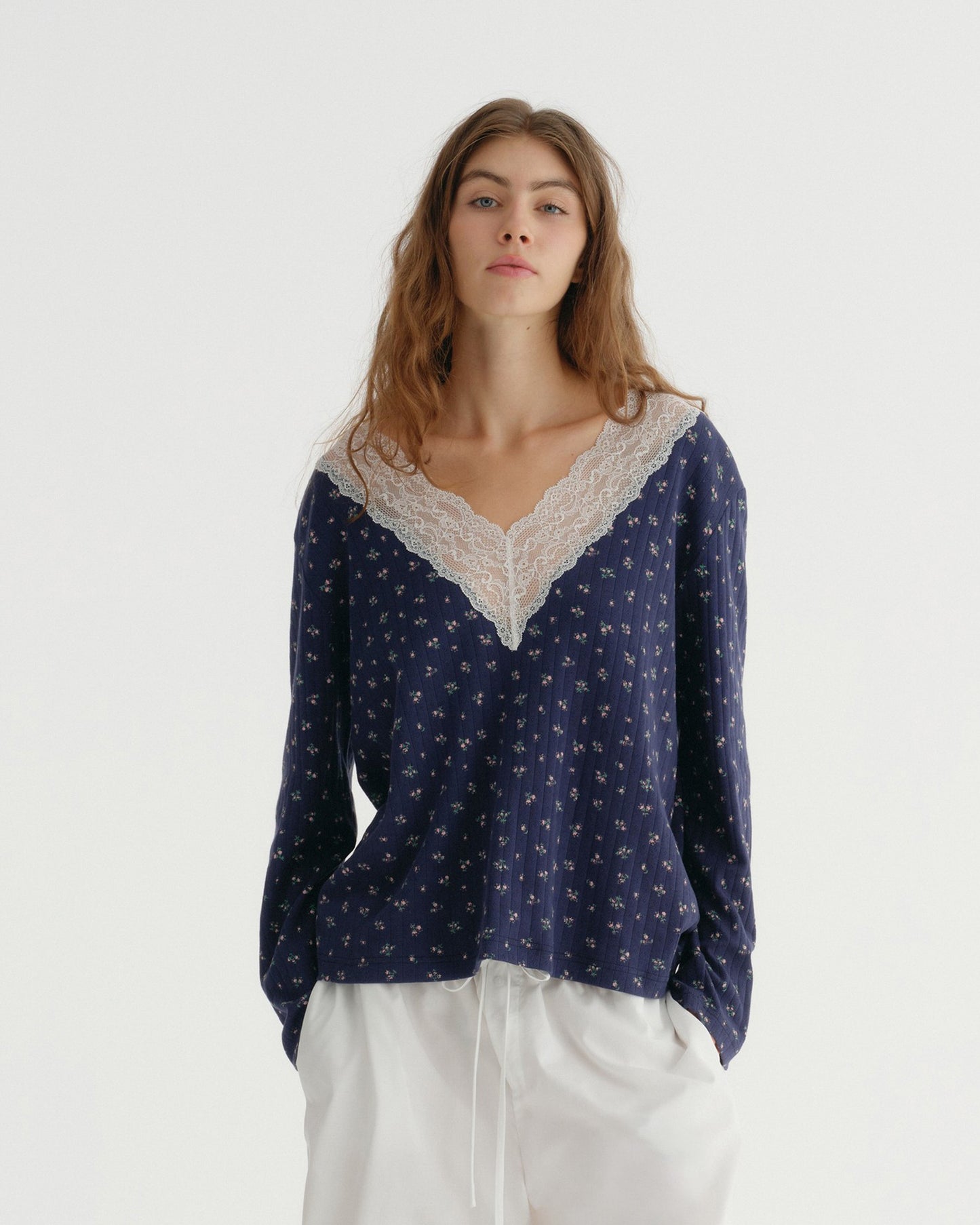 V NECK FLORAL TOP (NAVY)