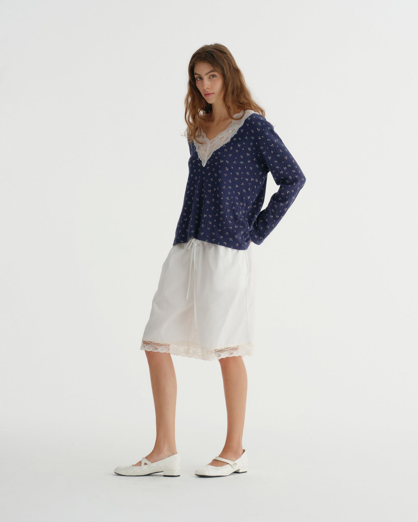 V NECK FLORAL TOP (NAVY)