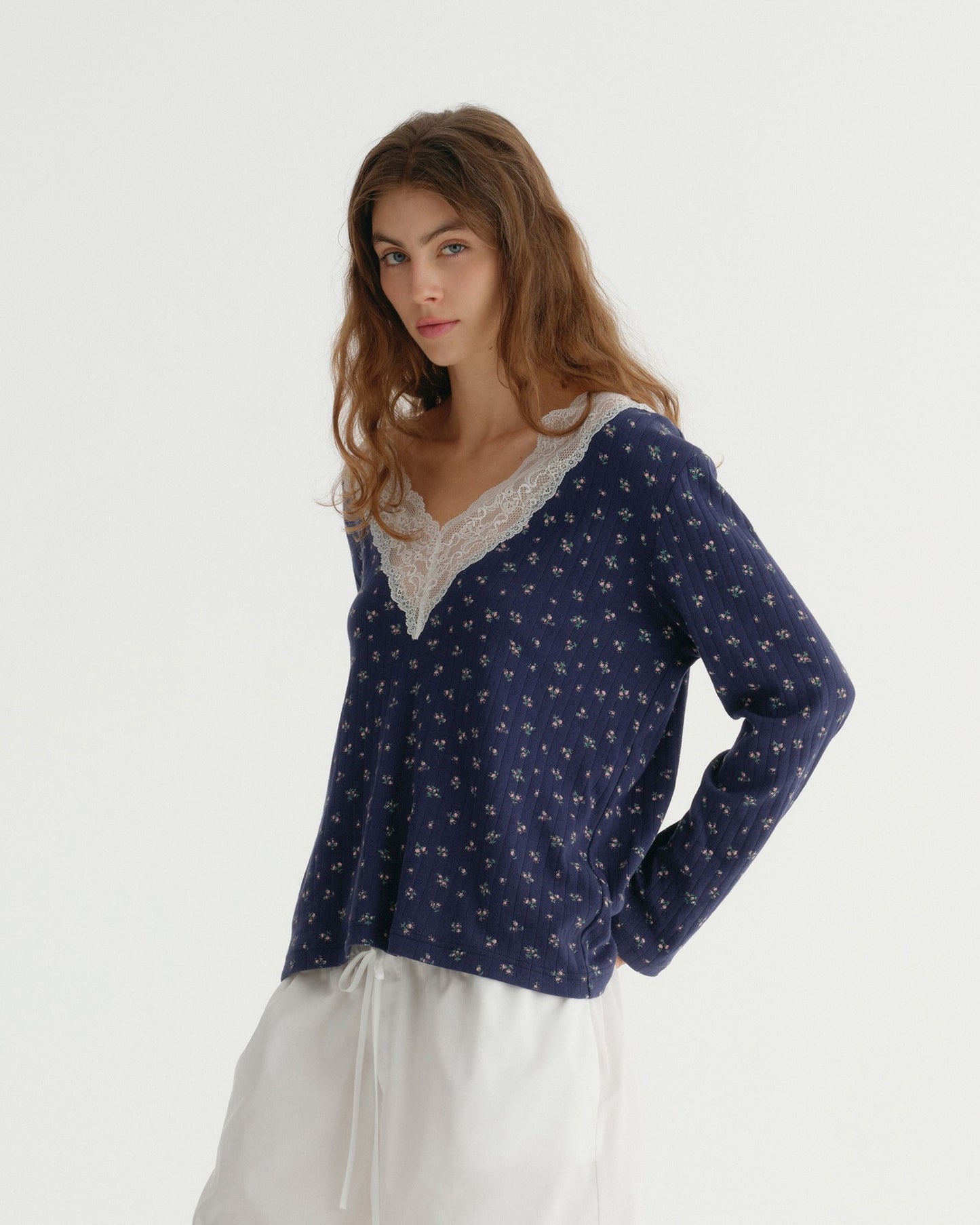 V NECK FLORAL TOP (NAVY)