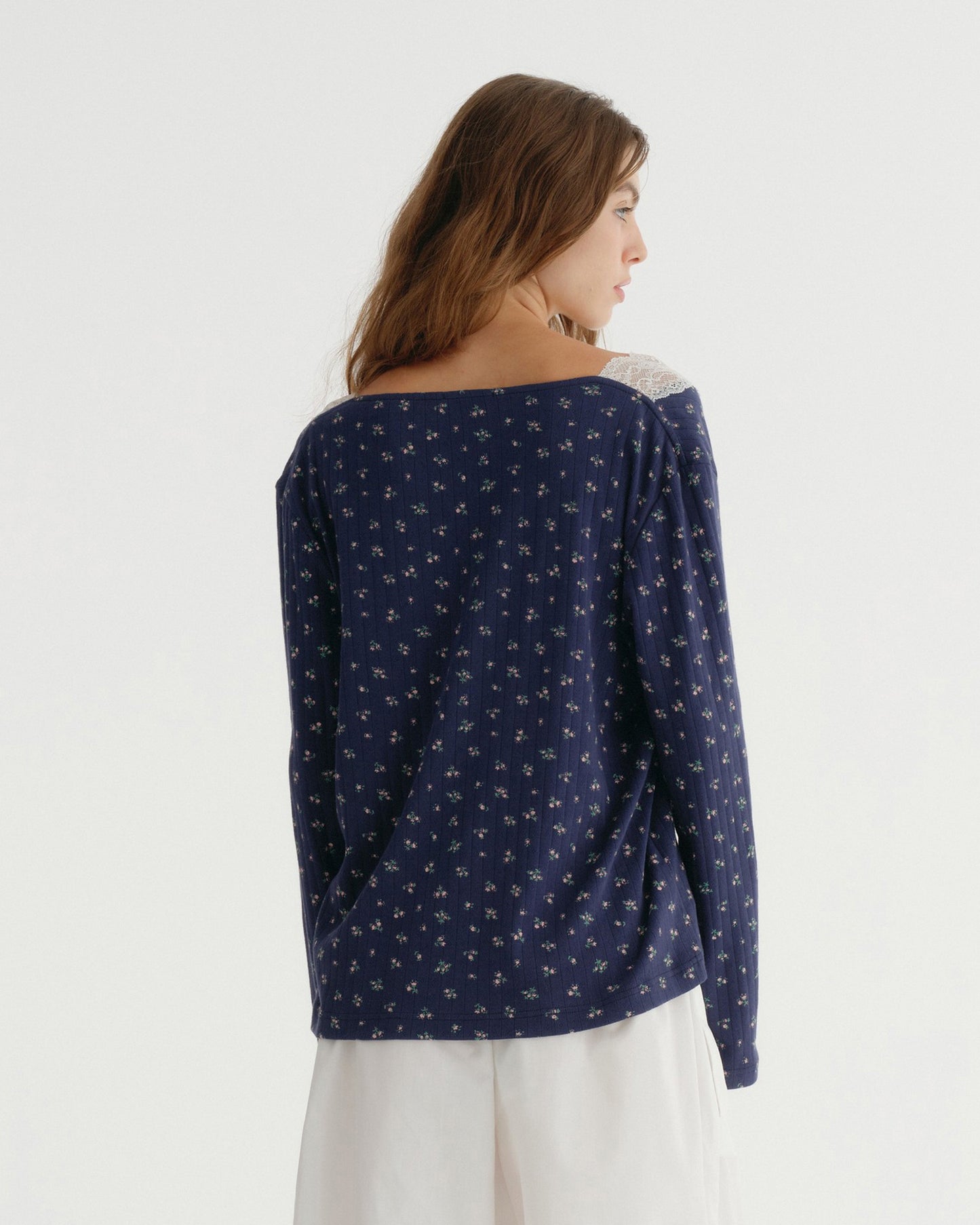 V NECK FLORAL TOP (NAVY)