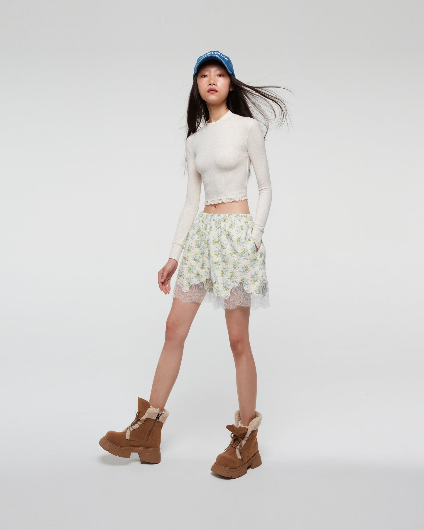 FLORAL SHORTS WITH LACE